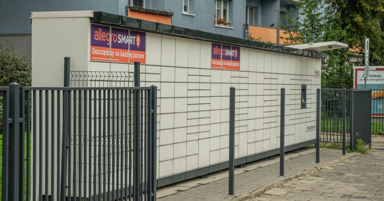 Jak nadać paczkę w paczkomacie InPost – krok po kroku, cena i wymiary (2026)
