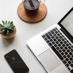 Smartfon z ostrzeżeniem o wirusie, kontekst usuwania malware z telefonu