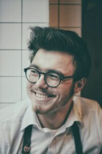 Smartfon z edycją zdjęcia twarzy — aplikacja FaceApp z filtrem starzenia AI