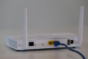 Router WiFi w domu, ilustracja wzmacniania sygnału bezprzewodowego