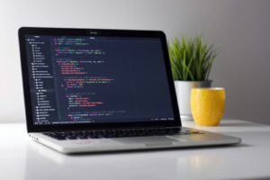 Laptop z ekranem aplikacji Windows — instalacja programów przez Ninite
