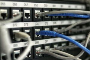 Router LTE z anteną, ilustracja internetu mobilnego na kartę SIM