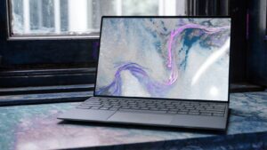 Laptop na biurku, ilustracja wymagań sprzętowych Windows 11 i aktualizacji z Windows 10