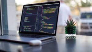 Laptop z kodem HTML na ekranie, ilustracja ściągi znaczników HTML