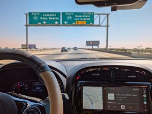 Android Auto z nawigacją i Spotify na ekranie multimediów samochodu