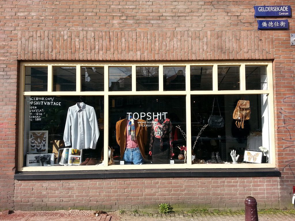 Wieszaki z ubraniami vintage na sprzedaż