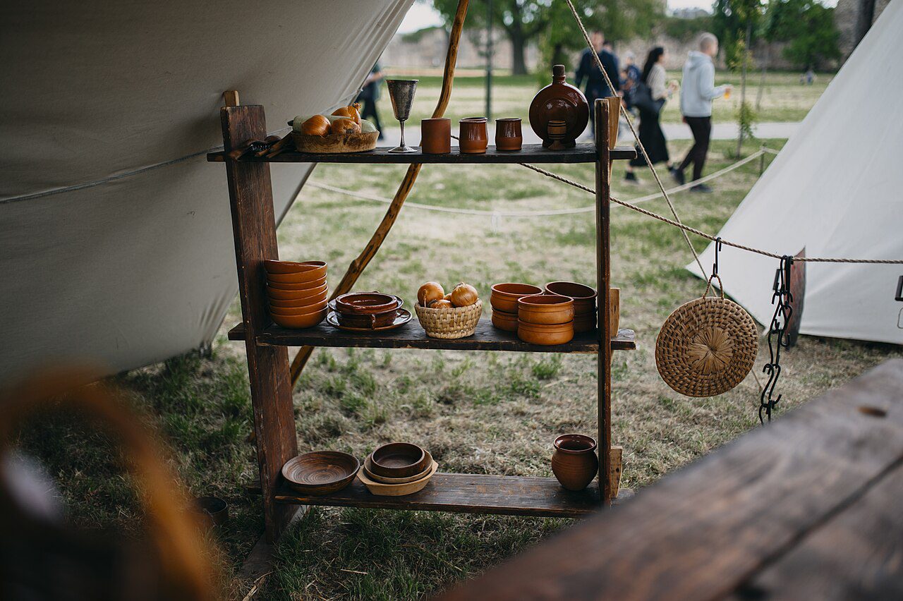 Rękodzieło i ceramika handmade na stoisku targowym, jak na Etsy
