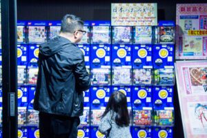 Japońskie automaty gashapon z zabawkami w kapsułkach, pierwowzór mechaniki gacha