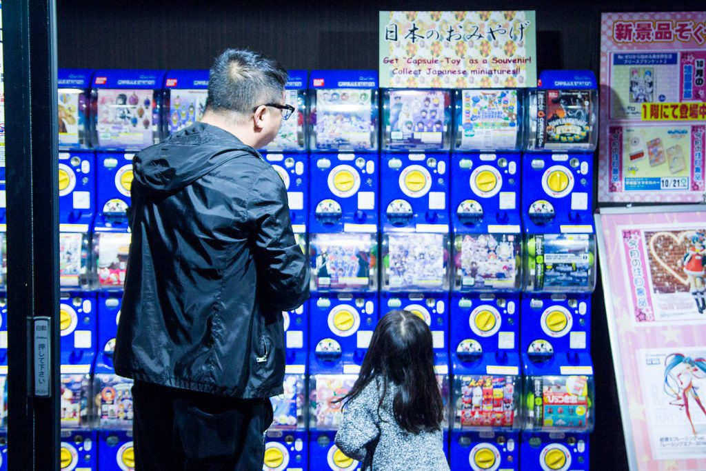 Japońskie automaty gashapon z zabawkami w kapsułkach, pierwowzór mechaniki gacha