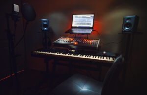 Domowe studio nagraniowe z laptopem i mikrofonem