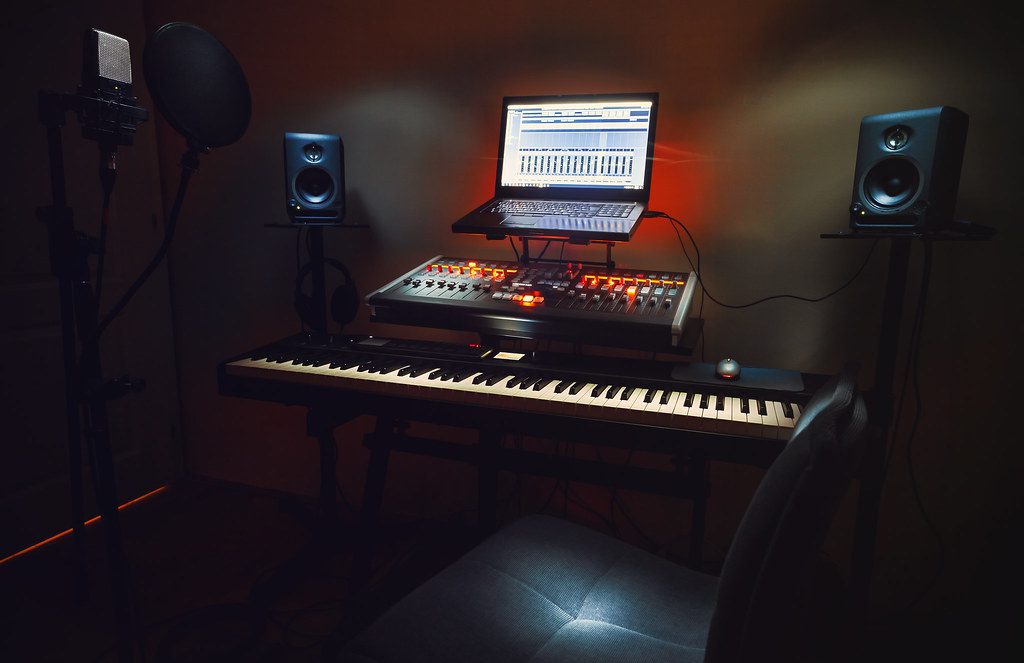 Domowe studio nagraniowe z laptopem i mikrofonem