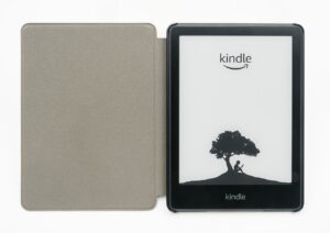 Czytnik e-booków w etui, na którym działają abonamenty Legimi i Empik Go