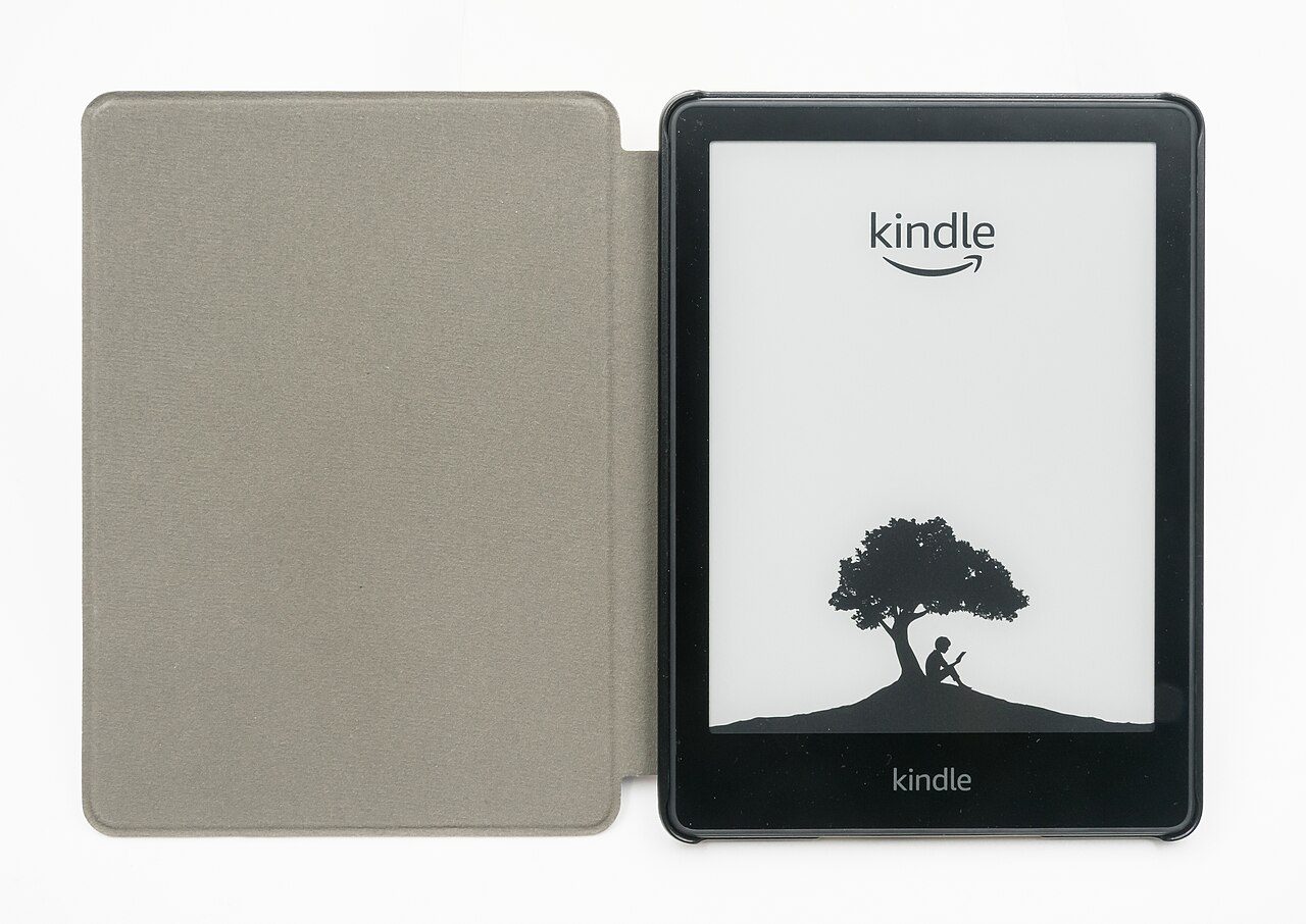 Czytnik e-booków w etui, na którym działają abonamenty Legimi i Empik Go