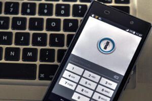 Ekran logowania z hasłem na telefonie symbolizujący menedżer haseł