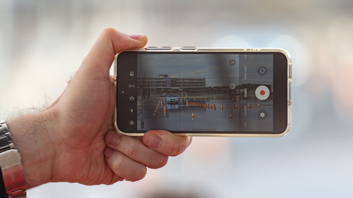 Dłoń trzymająca smartfon z aktywnym trybem nagrywania wideo