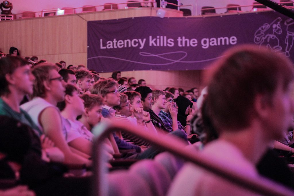 Publiczność turnieju e-sportowego transmitowanego na żywo