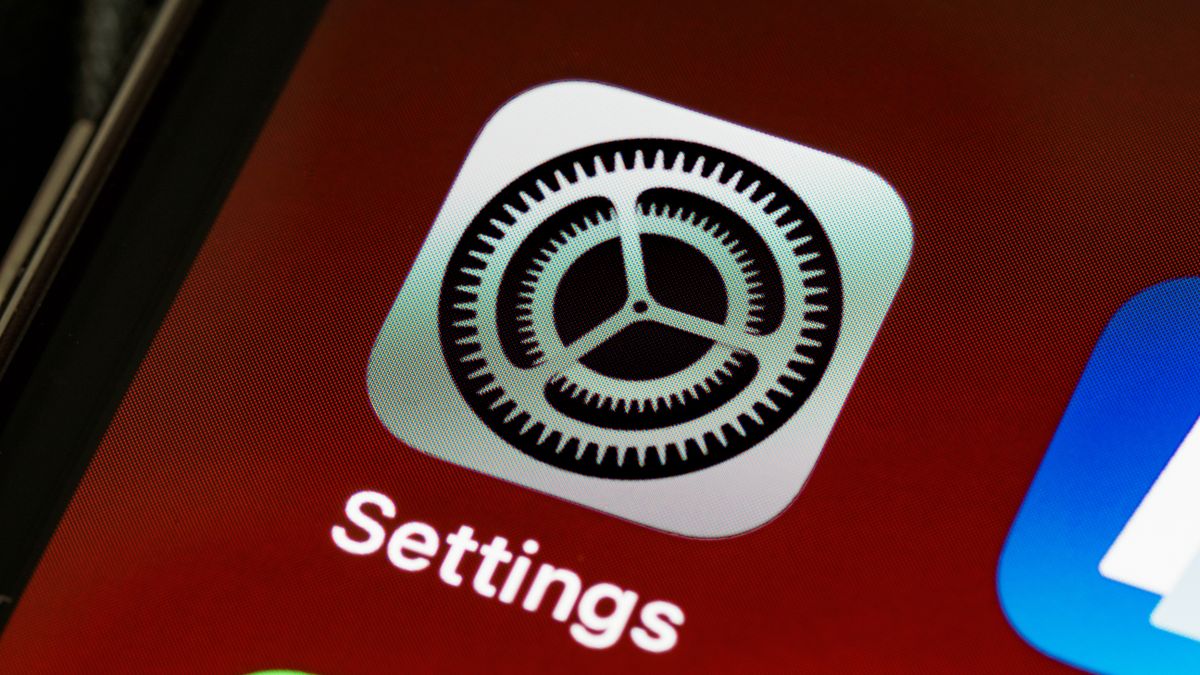 Zblizenie ikony Ustawien na ekranie iPhone