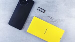 Telefon z wysunieta tacka dual SIM i szpilka do wyjmowania