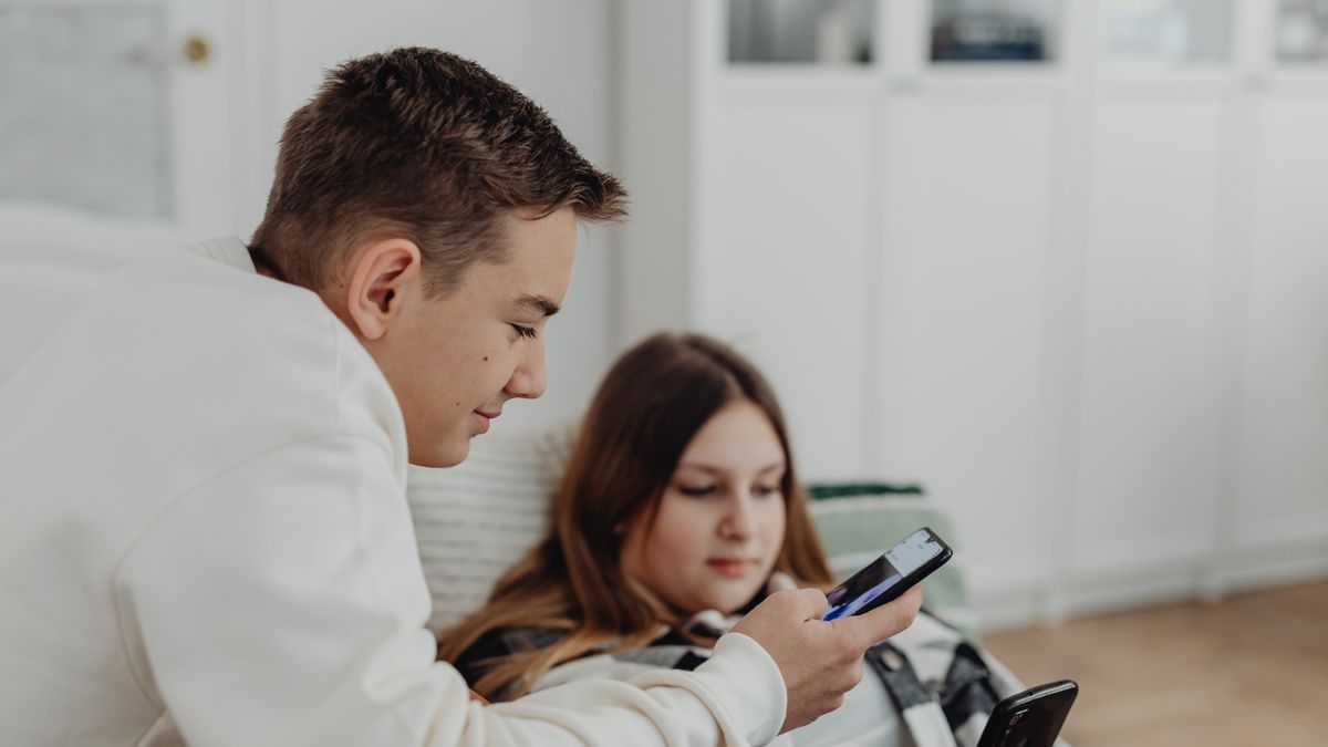 Dwie osoby przeglądające zdjęcia na dwóch smartfonach