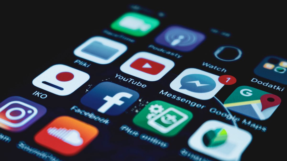 Zbliżenie na ekran telefonu z ikonami zainstalowanych aplikacji