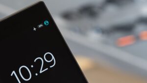 Zblizenie paska stanu na ekranie smartfona z ikonami polaczenia