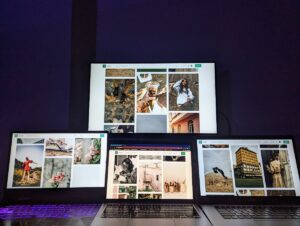 Trzy laptopy o różnych przekątnych ekranu i monitor ustawione obok siebie