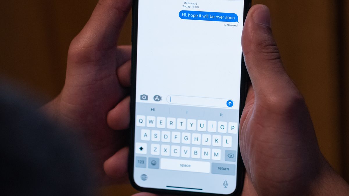 iPhone z otwarta rozmowa iMessage i niebieskim dymkiem wiadomosci