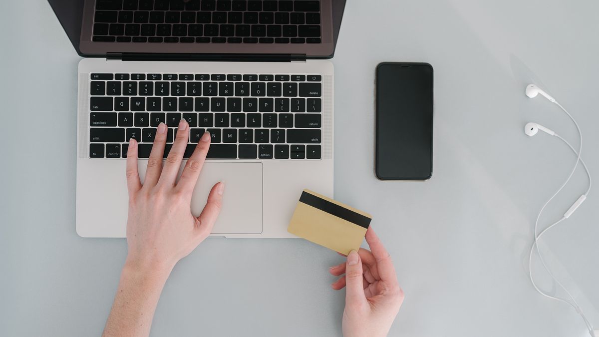 Laptop, telefon i karta platnicza podczas zakupow online