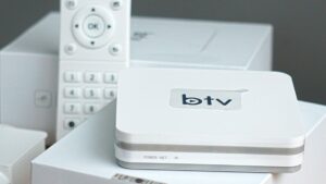 Dekoder telewizyjny z pilotem na bialym tle