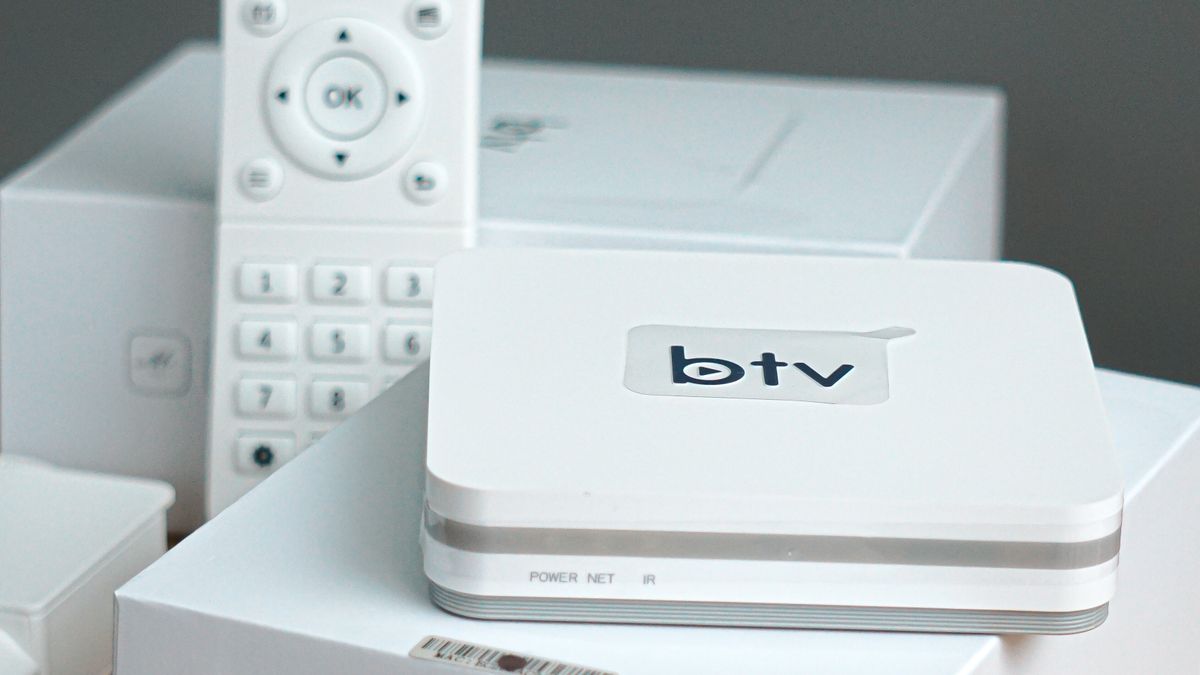 Dekoder telewizyjny z pilotem na bialym tle