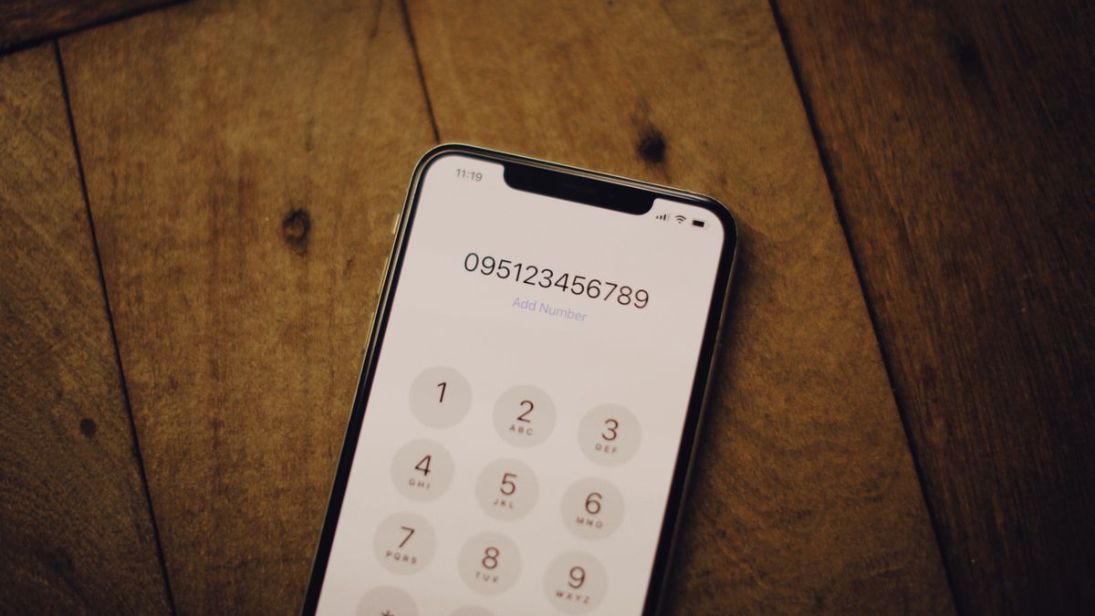 Klawiatura telefonu z wpisanym numerem, miejsce wpisywania kodów GSM