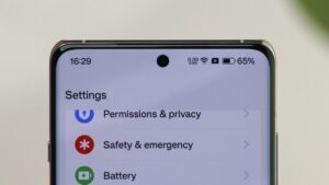 Ekran ustawień telefonu z Androidem z pozycjami prywatności, bezpieczeństwa i baterii