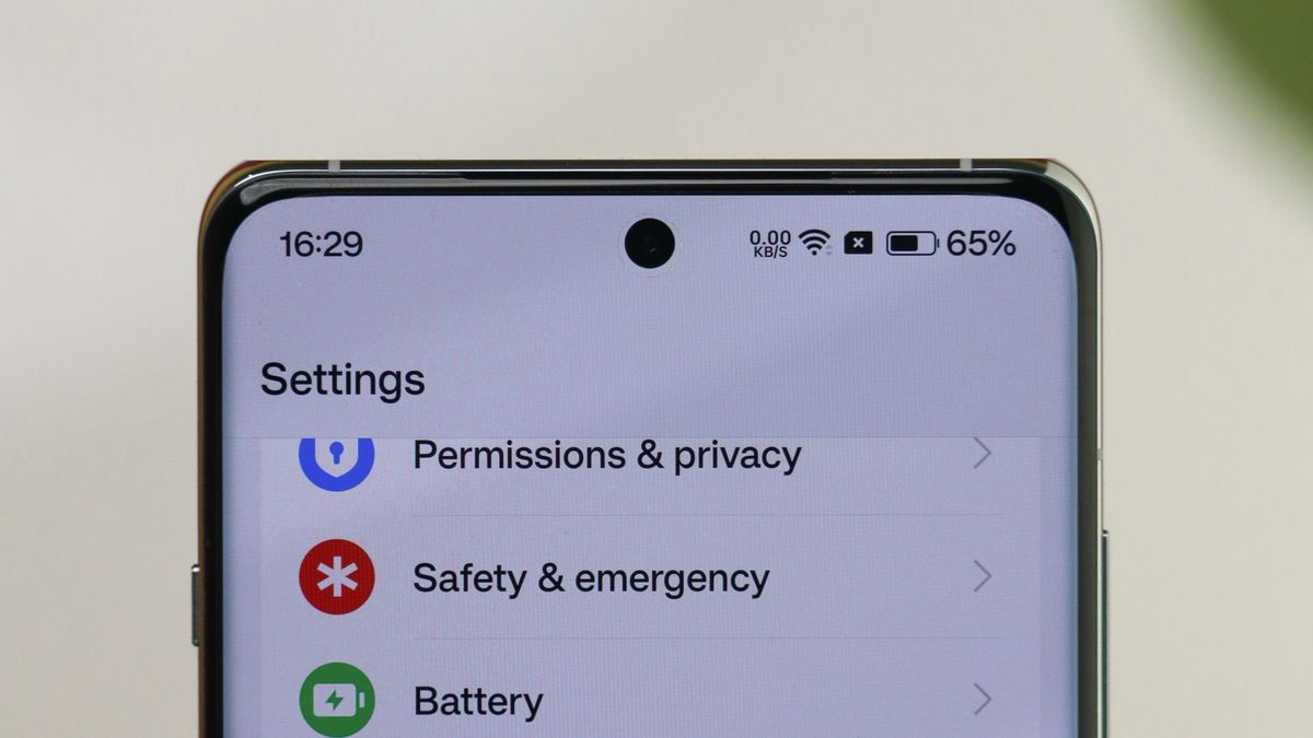Ekran ustawień telefonu z Androidem z pozycjami prywatności, bezpieczeństwa i baterii