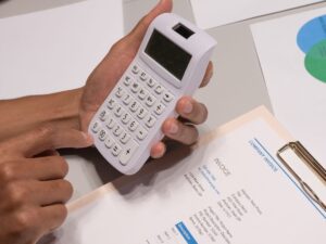 Kalkulator i faktura firmowa z terminem platnosci na biurku