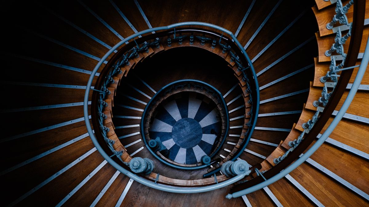 Spiralne schody widziane z góry, obraz zapętlonej trasy bez końca