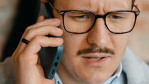 Zaniepokojony mężczyzna rozmawiający przez telefon
