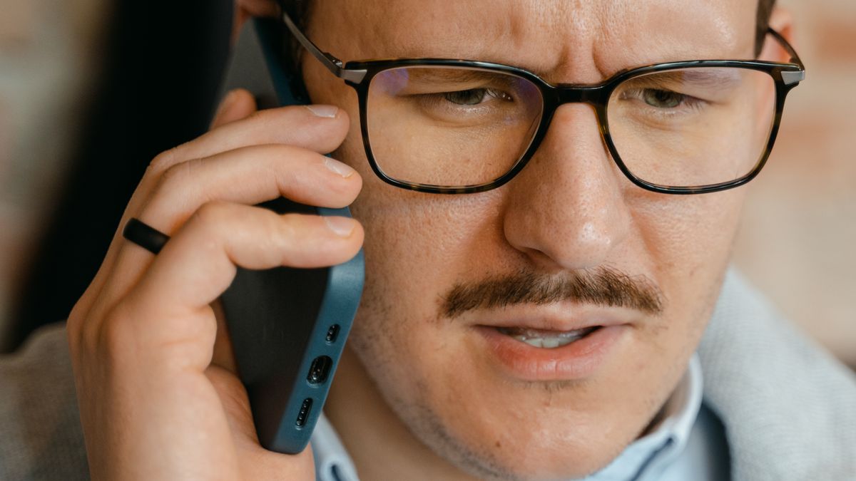 Zaniepokojony mężczyzna rozmawiający przez telefon