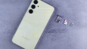Tacka na kartę SIM i microSD wyjęta ze smartfona