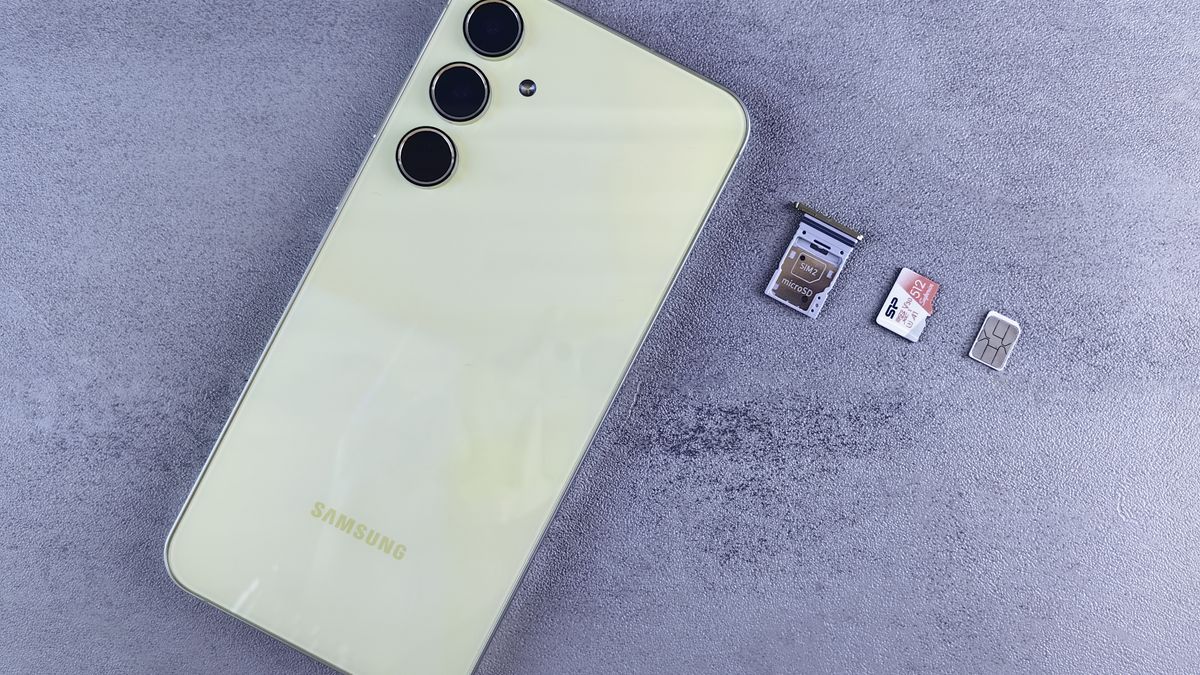 Tacka na kartę SIM i microSD wyjęta ze smartfona