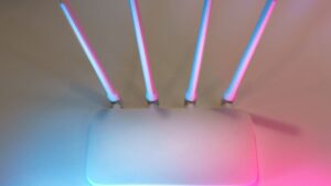 Router Wi-Fi z czterema antenami w kolorowym oświetleniu