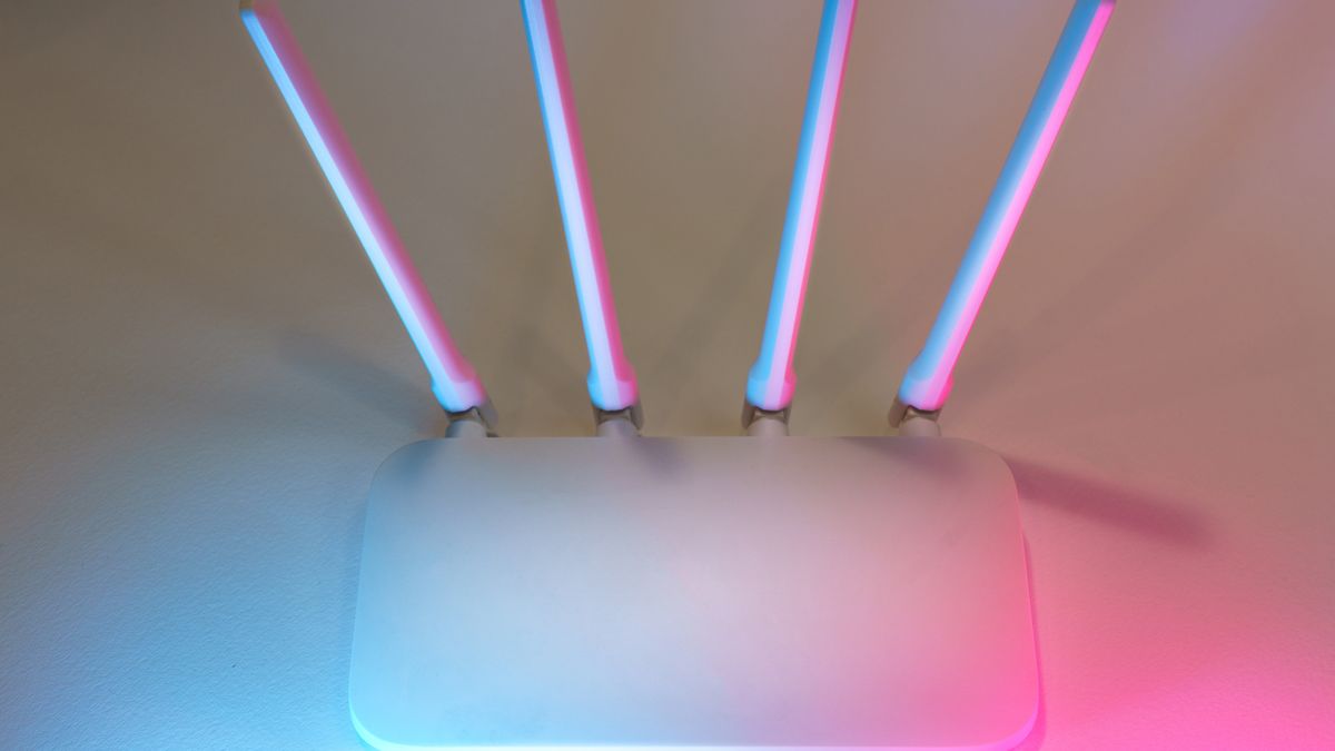 Router Wi-Fi z czterema antenami w kolorowym oświetleniu