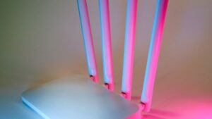 Router Wi-Fi z czterema antenami w kolorowym oswietleniu