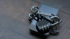Smartfon owinięty łańcuchem z kłódką szyfrową
