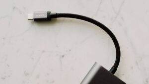 Wtyk USB-C na kablu w oplocie, podłączony do przejściówki