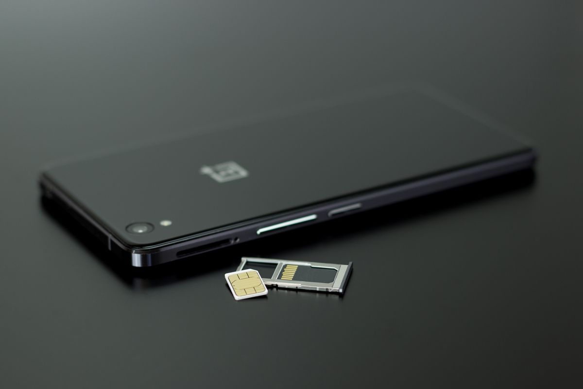 Telefon z wysuniętą tacką na kartę SIM i kartę microSD
