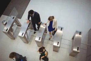 Terminal pasażerski – przewodnik, który pozwoli ominąć kolejki i stres przed wylotem