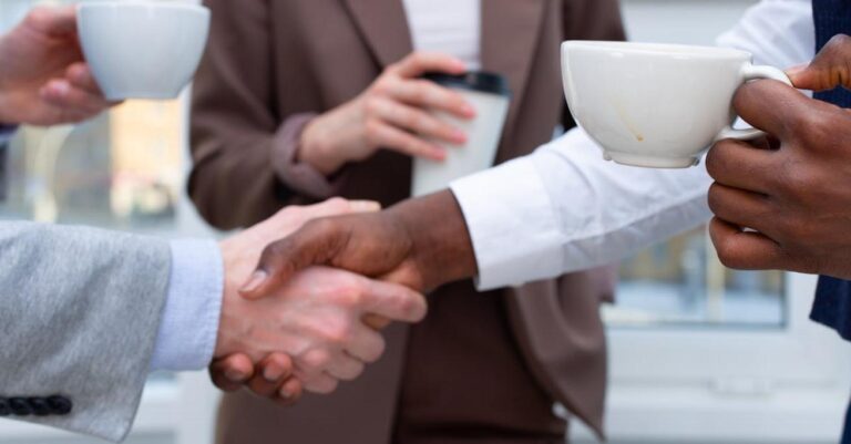 Network marketer efektywnie budujący trwałe relacje biznesowe