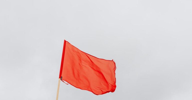 Scam – jak go rozpoznać po 5 sygnałach ostrzegawczych