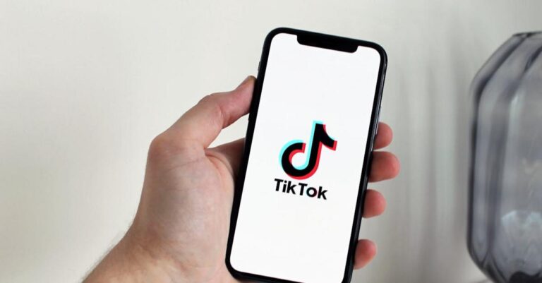 1 GB internetu — ile to godzin filmów, muzyki, TikToka i social media (kalkulator 2026)