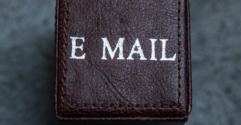 E-mail, email, mail czy meil — jak poprawnie pisać i jak napisać profesjonalnego maila